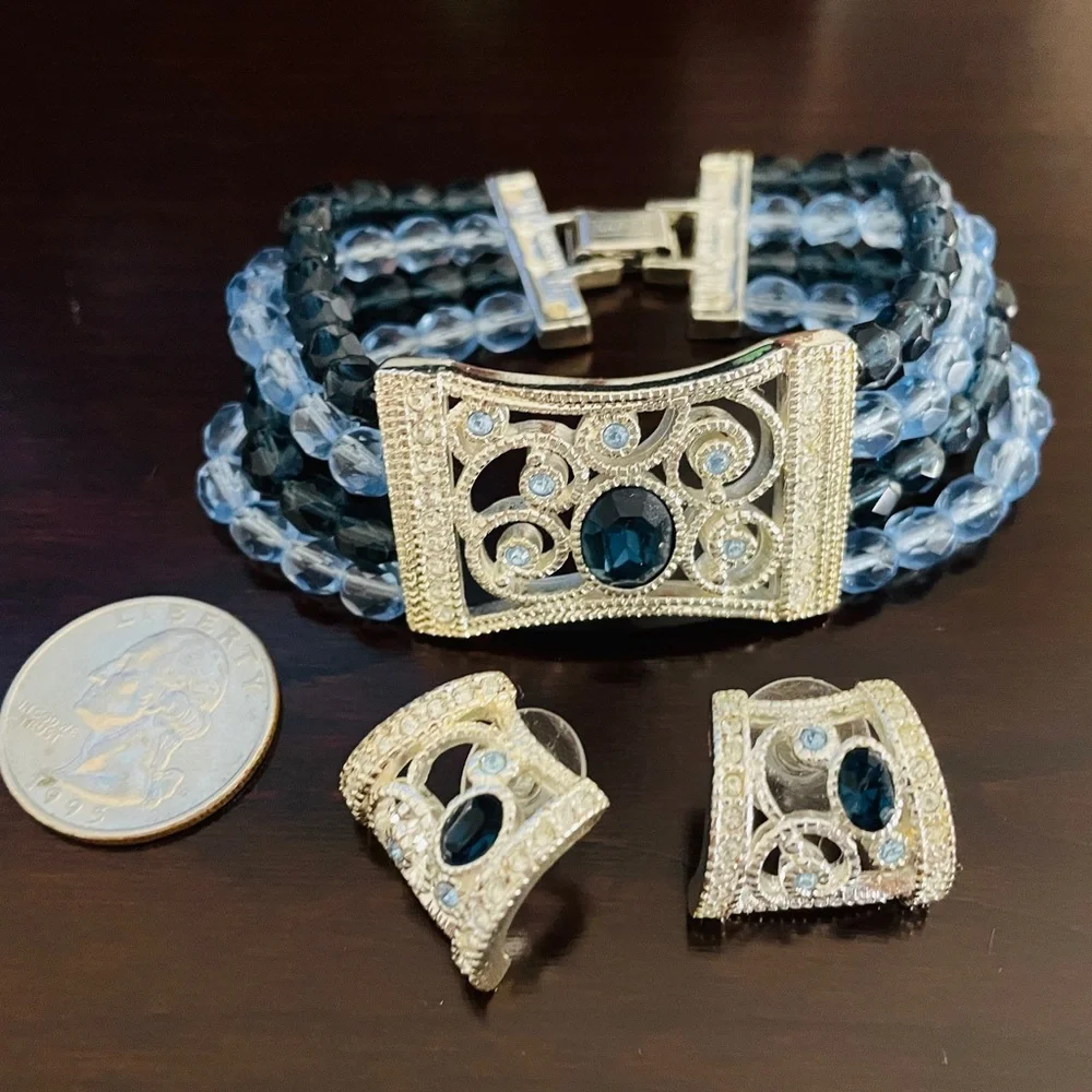 Napier (signed) matching clasp bracelet & pierced earrings set silver tone blue